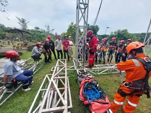 Instruktur memberikan arahan sebelum praktek pemasangan peralatan.