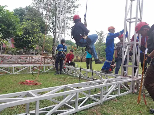 Latihan penyelamatan darurat dari ketinggian menggunakan rope rescue.