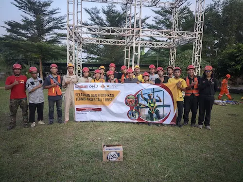 Foto bersama peserta setelah selesai sesi pelatihan ketinggian.